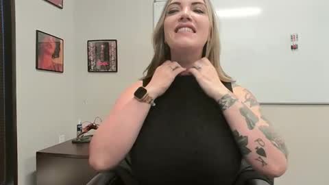 Snapshot of tattedlasirena chatting on 11-12-25, 10:41 La Sirena online show from 11-12-25, 10:41