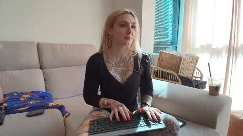 Snapshot of tattoobbgirl chatting on 05-01-26, 03:49 tattoobbgirl online show from 05-01-26, 03:49