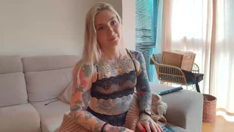 Snapshot of tattoobbgirl chatting on 05-08-26, 04:45 tattoobbgirl online show from 05-08-26, 04:45