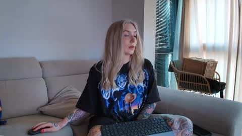 Snapshot of tattoobbgirl chatting on 05-13-26, 06:27 tattoobbgirl online show from 05-13-26, 06:27