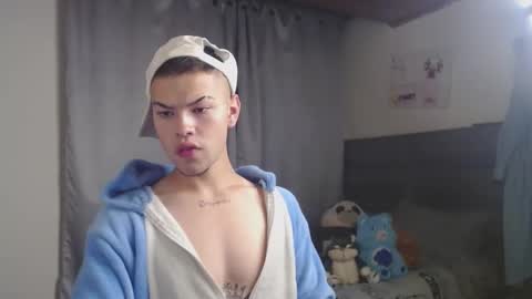 Snapshot of tayler_and_alina chatting on 02-24-25, 03:33 MARCELO MILK online show from 02-24-25, 03:33
