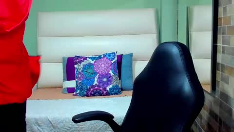 T A Y L E R  online show from 03-04-25, 12:29