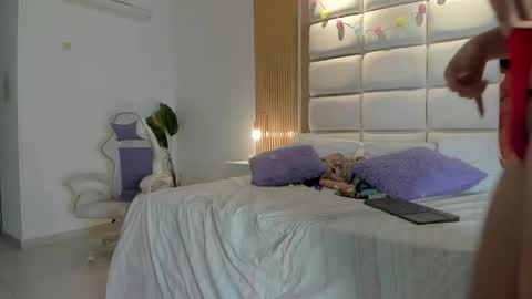 Taylor online show from 04-09-26, 07:52