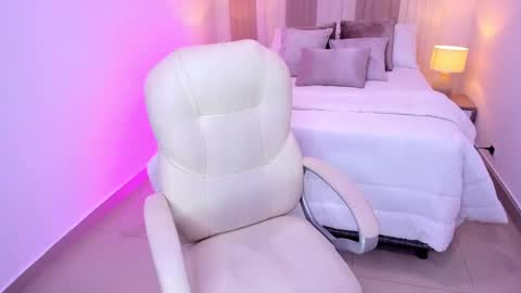 Taylor  online show from 10-24-25, 08:49