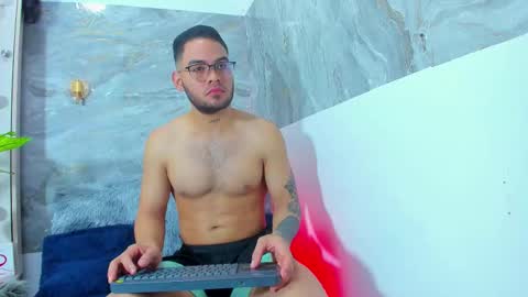 Snapshot of taylorwithtayler chatting on 01-15-26, 05:05 TAYLOR AND TAYLER online show from 01-15-26, 05:05