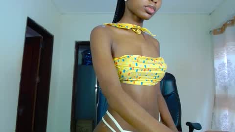 Snapshot of teasequeen01 chatting on 10-02-25, 10:33 queen online show from 10-02-25, 10:33