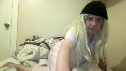 Snapshot of teepz97 chatting on 06-14-26, 06:15 teepz97 online show from 06-14-26, 06:15