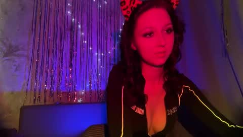 Snapshot of temptingvision chatting on 12-18-25, 09:15 temptingvision online show from 12-18-25, 09:15