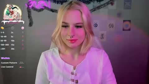 Snapshot of tender__kitty chatting on 12-28-24, 01:49 Sue online show from 12-28-24, 01:49