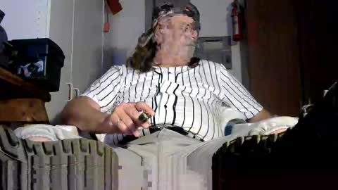Snapshot of tennredneck chatting on 05-09-26, 01:33 Tennredneck online show from 05-09-26, 01:33