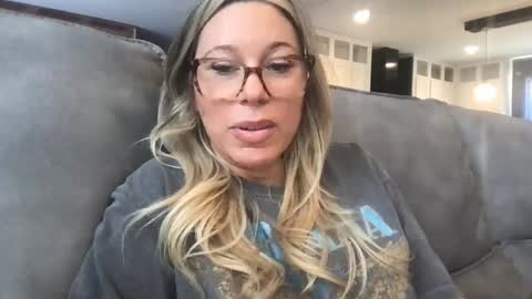 Snapshot of texas_blonde chatting on 09-09-25, 05:45 Daphne Summers online show from 09-09-25, 05:45