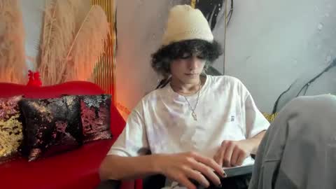 Snapshot of thanier_18 chatting on 06-08-26, 03:18 thanier_18 online show from 06-08-26, 03:18