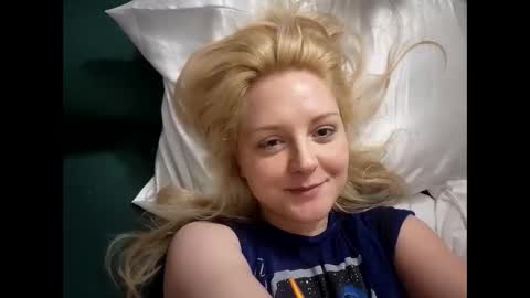Snapshot of thedancingalien chatting on 05-16-26, 04:42 Kassandra Grant online show from 05-16-26, 04:42