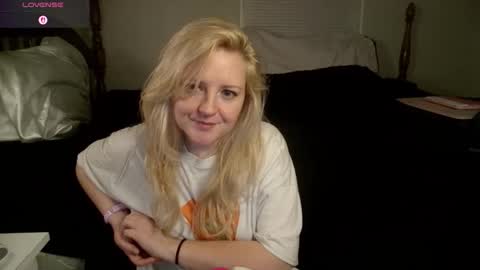 Snapshot of thedancingalien chatting on 06-05-26, 01:23 Kassandra Grant online show from 06-05-26, 01:23