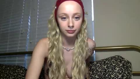 Snapshot of theetinyydancerrr chatting on 03-20-26, 11:42 theetinyydancerrr online show from 03-20-26, 11:42