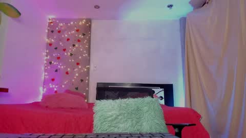 Snapshot of thegoldenbitch chatting on 01-08-25, 12:38 Goldie online show from 01-08-25, 12:38