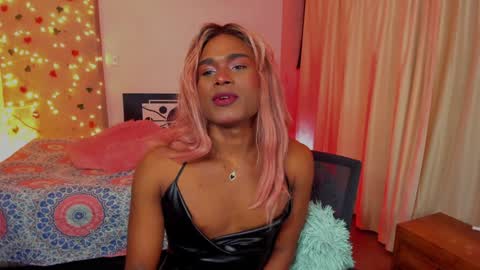 Snapshot of thegoldenbitch chatting on 02-06-25, 11:04 Goldie online show from 02-06-25, 11:04