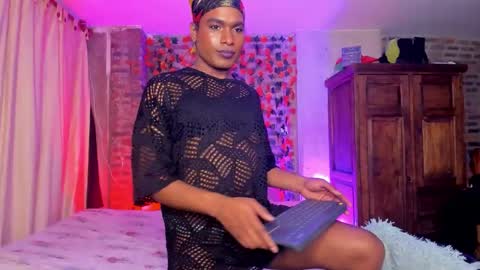 Snapshot of thegoldenbitch chatting on 11-07-25, 07:08 Goldie online show from 11-07-25, 07:08