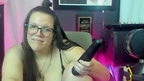 Snapshot of thekinkhouse chatting on 02-09-25, 02:49 Goddess Nola online show from 02-09-25, 02:49