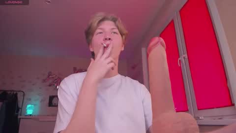 Snapshot of themikesever chatting on 10-05-25, 07:07 Sever online show from 10-05-25, 07:07