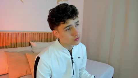 Snapshot of theohawke_ chatting on 12-12-24, 11:18 THEO- MATEO online show from 12-12-24, 11:18