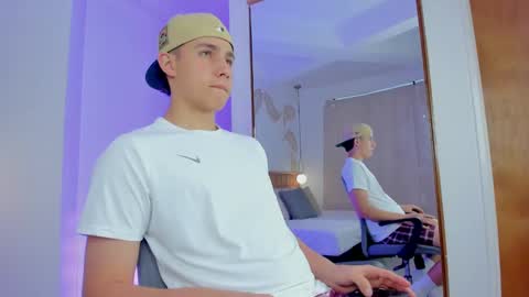 Snapshot of theohawke_ chatting on 12-16-24, 12:27 THEO- MATEO online show from 12-16-24, 12:27