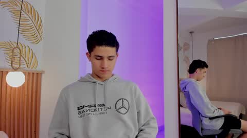 Snapshot of theohawke_ chatting on 12-20-24, 01:22 THEO- MATEO online show from 12-20-24, 01:22