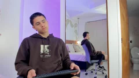 Snapshot of theohawke_ chatting on 12-24-24, 10:44 THEO- MATEO online show from 12-24-24, 10:44