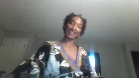 Snapshot of therayerevealed chatting on 12-22-25, 06:05 therayerevealed online show from 12-22-25, 06:05
