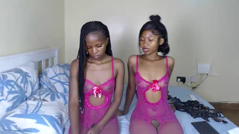 Snapshot of therealdesire chatting on 11-15-25, 01:25 therealdesire online show from 11-15-25, 01:25