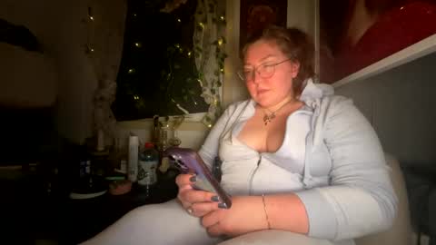 Snapshot of thesashadomme chatting on 12-22-24, 01:34 The Sasha Domme online show from 12-22-24, 01:34