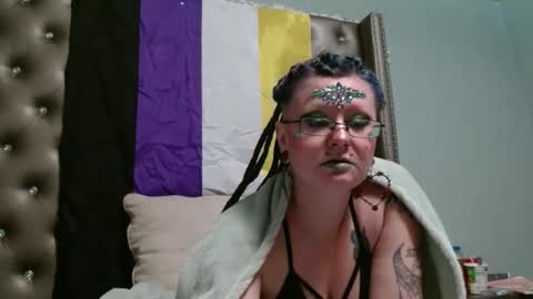 Snapshot of thesirenscall chatting on 12-04-25, 01:48 Siren of the Fae online show from 12-04-25, 01:48