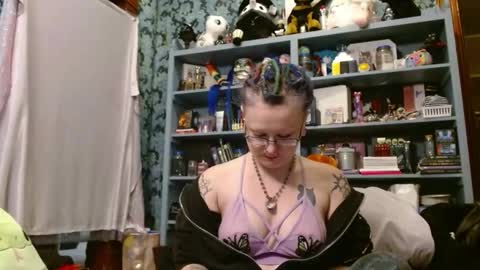 Snapshot of thesirenscall chatting on 12-20-25, 03:35 Siren of the Fae online show from 12-20-25, 03:35