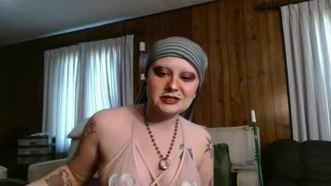 Snapshot of thesirenscall chatting on 04-11-26, 08:13 Siren of the Fae online show from 04-11-26, 08:13