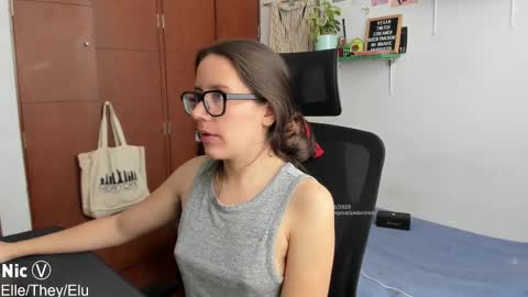 Nicole online show from 10-30-25, 02:18