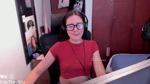 Nicole online show from 04-10-26, 09:41