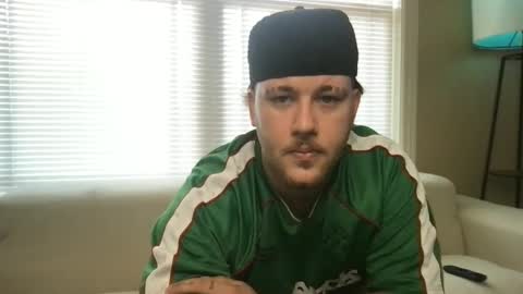 Snapshot of theviberoom chatting on 09-15-25, 05:46 The Vibe Room online show from 09-15-25, 05:46