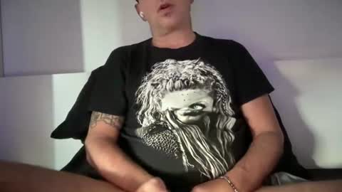 Snapshot of thewho81 chatting on 06-12-26, 06:51 thewho81 online show from 06-12-26, 06:51