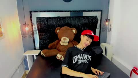 thiago_twink38 online show from 06-25-26, 05:45