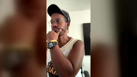 Snapshot of thiagoblackhot chatting on 07-17-26, 02:45 Thiago online show from 07-17-26, 02:45
