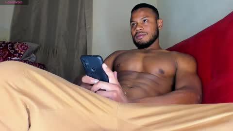 Snapshot of thiagosantos_ chatting on 10-27-25, 02:04 Thiago Instagram   online show from 10-27-25, 02:04