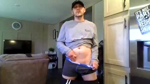 Snapshot of thick_dick11 chatting on 05-12-26, 03:20 Val online show from 05-12-26, 03:20