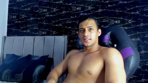 Snapshot of thomas__wayne chatting on 05-06-26, 05:40 Thomas online show from 05-06-26, 05:40
