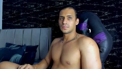 Snapshot of thomas__wayne chatting on 05-12-26, 06:38 Thomas online show from 05-12-26, 06:38