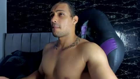 Snapshot of thomas__wayne chatting on 05-25-26, 03:40 Thomas online show from 05-25-26, 03:40