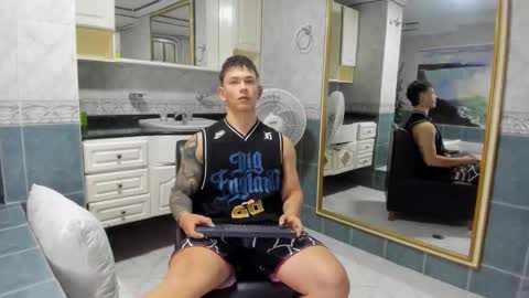 Snapshot of thomas_moon_ chatting on 09-12-25, 12:05 Thomas online show from 09-12-25, 12:05