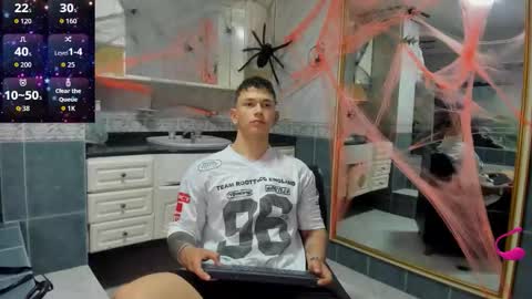 Snapshot of thomas_moon_ chatting on 10-08-25, 11:52 Thomas online show from 10-08-25, 11:52