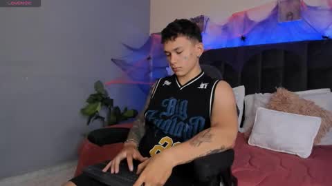 Snapshot of thomas_moon_ chatting on 10-16-25, 12:50 Thomas online show from 10-16-25, 12:50