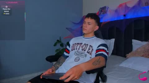 Snapshot of thomas_moon_ chatting on 10-20-25, 01:00 Thomas online show from 10-20-25, 01:00