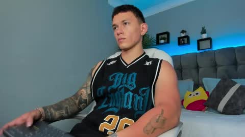 Snapshot of thomas_moon_ chatting on 05-19-26, 04:02 Thomas online show from 05-19-26, 04:02